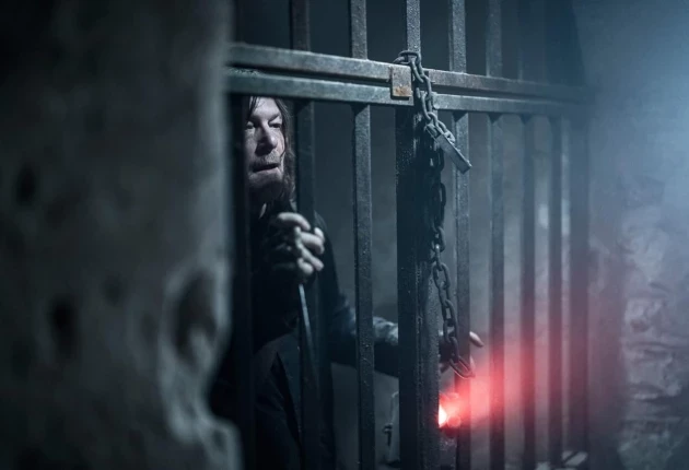 Момент из 1 сезона 4 серии сериала Ходячие мертвецы Дэрил Диксон